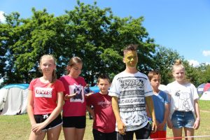 Betreuer als Hulk mit Gruppe